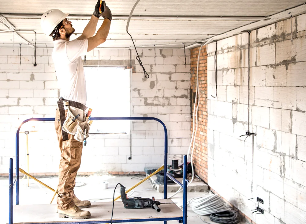 Flipping mieszkań w 2025 – jak zarobić na remoncie, gdy materiały drożeją?