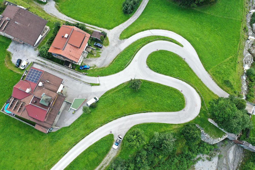 Uzbrojenie terenu – ile kosztuje doprowadzenie prądu, wody i gazu w 2025 r.?